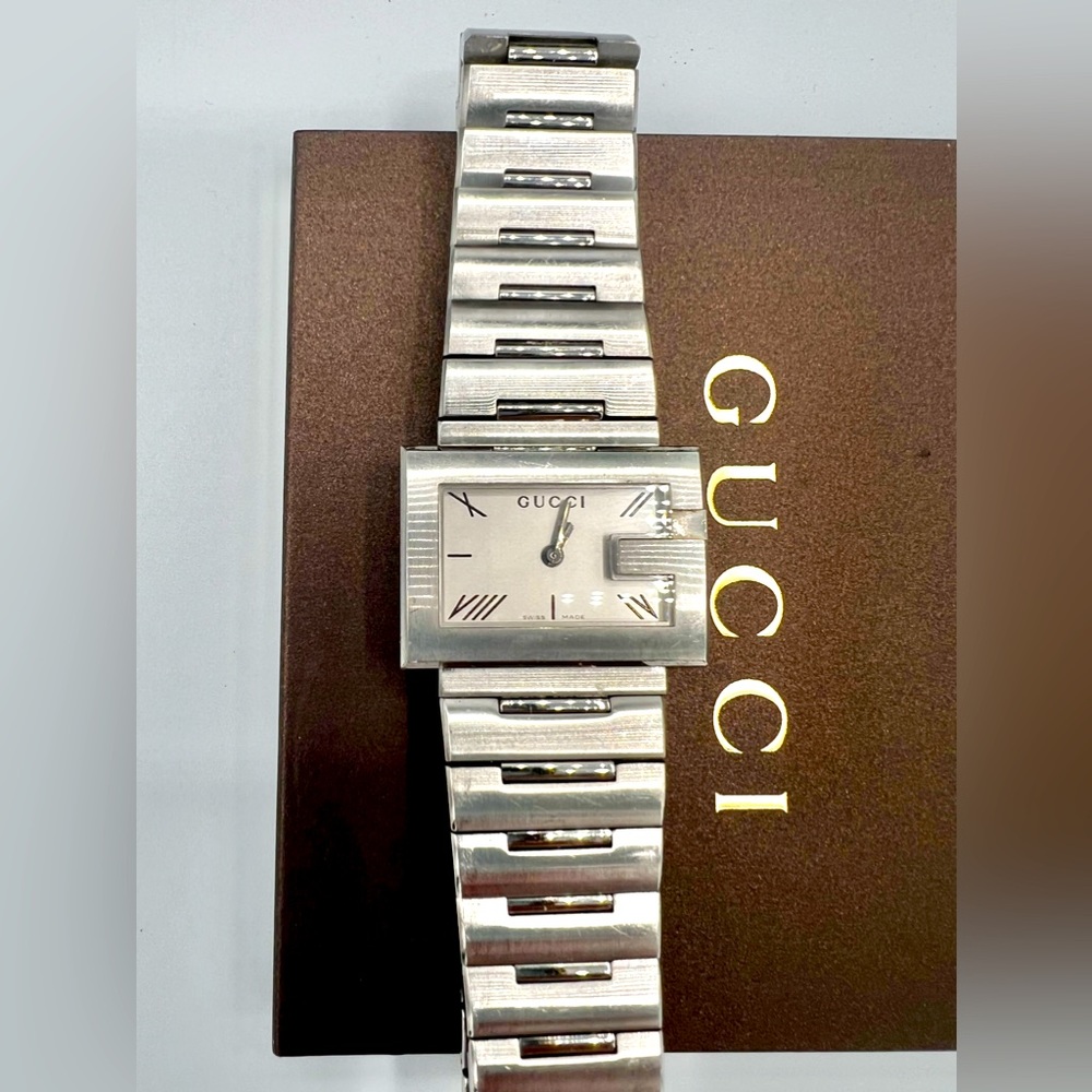 Authentic Gucci women’s watch. Color- Matte Silver. OS